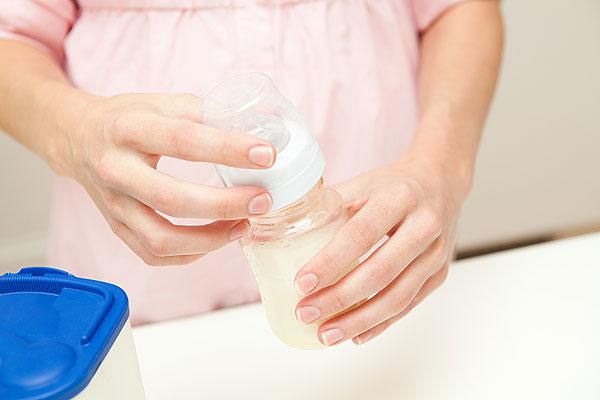 Những sai lầm khi pha sữa cho con phụ huynh nào cũng mắc phải