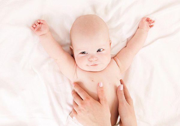 Mách mẹ các bước mát-xa giúp giảm ho và nghẹt mũi cho con