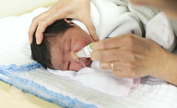 Mách mẹ cách rửa mũi đúng cách cho trẻ sơ sinh