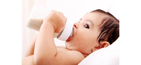 Mách mẹ cách chọn bình sữa và núm vú an toàn cho bé