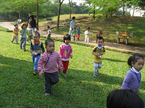 Không nên chia sẻ ảnh con nhà khác trên mạng xã hội nếu chưa được sự đồng ý của bố mẹ chúng